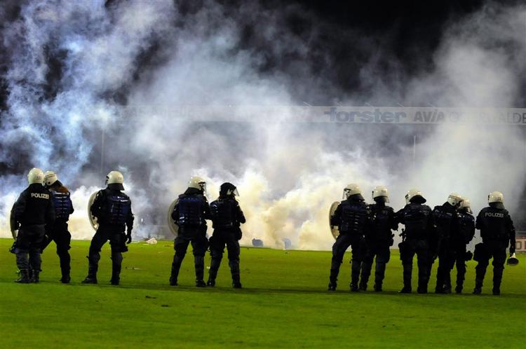 hooligans. Politiet i hele Europa har i stigende grad været nødt til at mandsopdække fodboldkampe med tilhængere, der hellere ville lave ballade end overvære begivenhederne på grønsværen. 