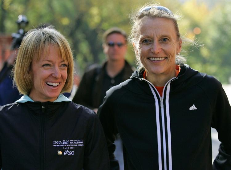dødsfald. Den nidobbelte New York Marathon-vinder Grete Waitz (th) ses her sammen med den amerikanske maratonløber Deena Kastor ved London Marathon i 2006 kort efter, nordmanden havde fået stillet sin kræftdiagnose. 