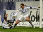 ombejlet. Manuel Neuer øgede sin markedsværdi på den store scene i kampen mellem Schalke 04 og Manchester United i går. 