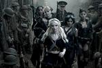 Guldnørd. Hovedpersonen i Zack Snyders nye film, 'Sucker Punch', hedder Babydoll, og hendes fremtidsdrømme er mildt sagt ikke pæne. Foto: Warner Bros., Christophe Ena/AP 