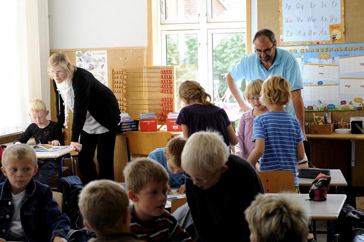 Folkeskolen. Elever i 1. klasse har to timers kristendom om ugen. Imens kæmper Lars Løkke for at få én dansktime mere. 