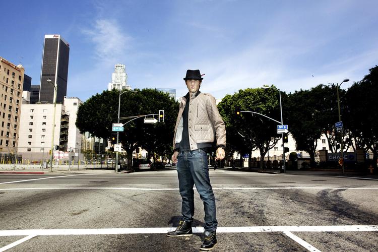 I fokus. Han har været i medierne, siden han var helt lille danser og nu har Sonny Fredie-Pedersen fået sit eget tv-program, hvor han lærer håbefulde dansespirer at træde de rette trin med Hollywood som baggrundskulisse. 