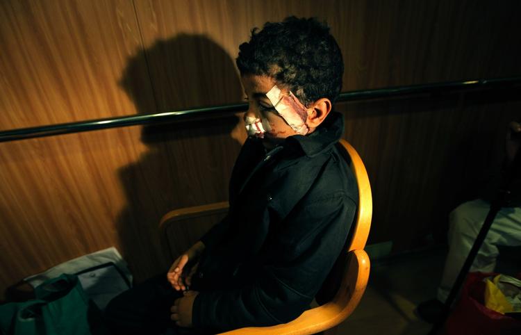 evakueret. 9-årige Mohammad Moftah er en af de heldige, der er blevet sejlet ud af kystbyen Misrata, som er om omringet af Gaddafis styrker. 