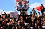 Symbol. Tunesere demonstrerer under en plakat med et billede af frugtsælgeren Mohamed Bouazizi, der døde efter at have sat ild til sig selv. 