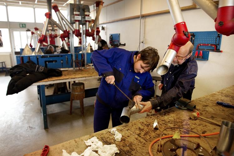 Fastholdelse. Det er især erhvervsskoleeleverne, der dropper ud af deres uddannelse. Her viser erfaringerne, at lærerne kan gøre en verden til forskel, hvis de viser, at de er engagerede og interesserede i de unge mennesker. Arkivfoto: Finn Frandsen 