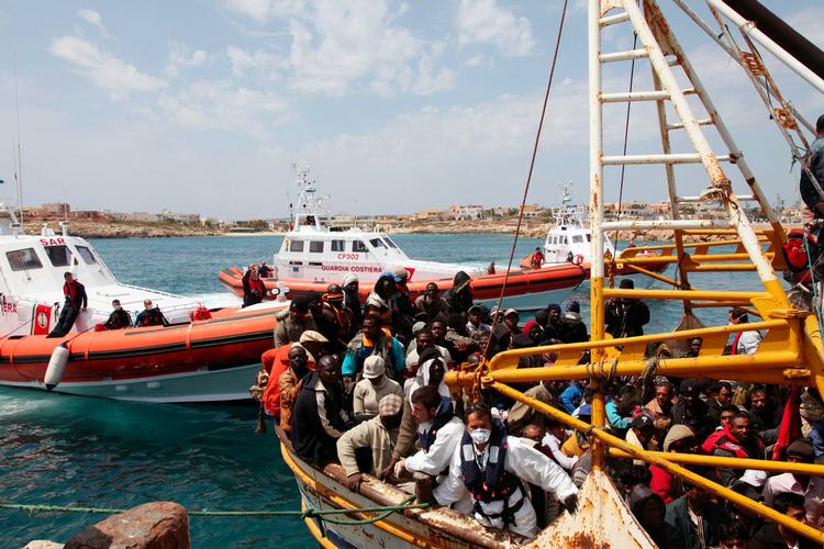 Flygtninge. Der var omkring 760 personer om bord på fisketrawleren fra Libyen. 
