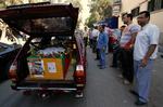 Henrettet. Egyptere ser til, mens kisten med den henrettede italiener Vittorio Arrigonis lig bliver kørt fra det italienske hospital i Kairo og ud til lufthavnen. 