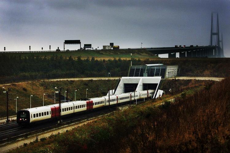 HELLIGDAGE. Masser af danskere rejser i dag under Storebælt for at besøge familie og venner. 