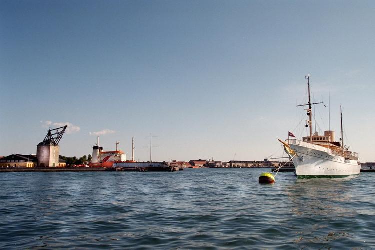 København skal have havnestemning som i Rørvig og Gilleleje. Det vil en ny udendørsservering på Nodre Toldbod sørge for med billige fiskeretter og masser af arrangementer. 