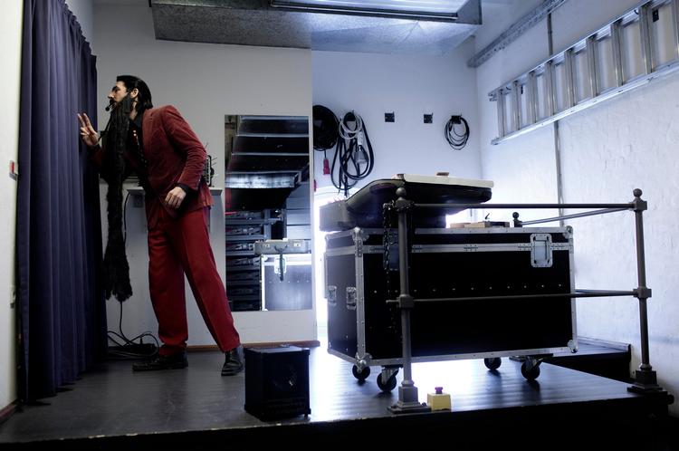 Entre. Hr. Skæg gør klar til at gå på scenen og underholde de omkring 750 børn og forældre, der var mødt op i  Slagelse Musikhus for at høre ham synge om alfabetet. 