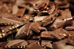 Mmmmmm. De fleste tænker på chokolade som noget syndigt, men næppe på grund af arbejdsforholdene for de børn, der arbejder ulovligt i plantagerne. Det sætter DR 2-dokumentaren 'Chokoladens mørke side' fokus på. 