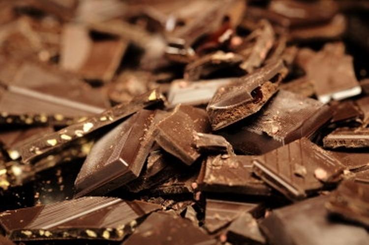 Mmmmmm. De fleste tænker på chokolade som noget syndigt, men næppe på grund af arbejdsforholdene for de børn, der arbejder ulovligt i plantagerne. Det sætter DR 2-dokumentaren 'Chokoladens mørke side' fokus på. 