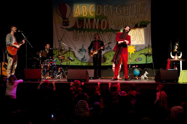 nu også live. Hr. Skægs sprudlende musikalske energi og leg med ord og bogstaver fungerer fint i koncentreret sceneudgave med bogstavsange, lidt snak og en masse remedier. Og han bakkes godt op af sit band.