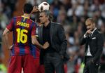 defensivt. Real Madrid-træner José Mourinho (midt) driver sit psykologiske spil under kampen mod Barcelona, hvor han forstyrrer Barcelonas Sergio Busquets ved sidelinjen under et indkast. 