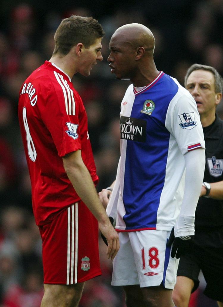 tvekamp. Steven Gerrard fra Liverpool og Blackburn Rovers' El-Hadji Diouf var ikke de bedste venner under kampen mellem de to klubber i dag. 