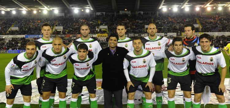 efterslæb. Den indiske forretningsmand, Ahsan Ali Syed (midt), overtog i begyndelsen af året magten i Racing Santander, hvor han har store planer om nyindkøb. 
