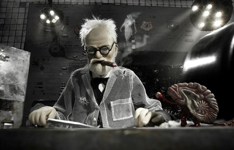 Syret.  De tre Modern Grotesque-film, som vises i Husets Biograf, dykker  alle ned i en stoflig, surrealistisk  verden. Her ’Sky Song’ med Sigmund Freud som flyveleder. Foto: CPH PIX 