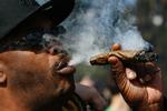 Rygning til tiden. Klokken tyve minutter over fire 20. april ryges der joints over hele verden for at markere potrygernes magiske tal 420. Her er der ild i planten, da klokken slog rygning i 'Hippie Hill' i San Fransisco sidste år. 