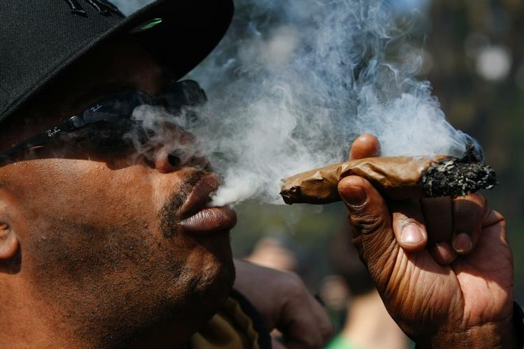 Rygning til tiden. Klokken tyve minutter over fire 20. april ryges der joints over hele verden for at markere potrygernes magiske tal 420. Her er der ild i planten, da klokken slog rygning i 'Hippie Hill' i San Fransisco sidste år. 