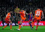 solgt. Getafe-spillere forsøger at blokere et skudforsøg fra FC Barcelonas Bojan Krkic. 