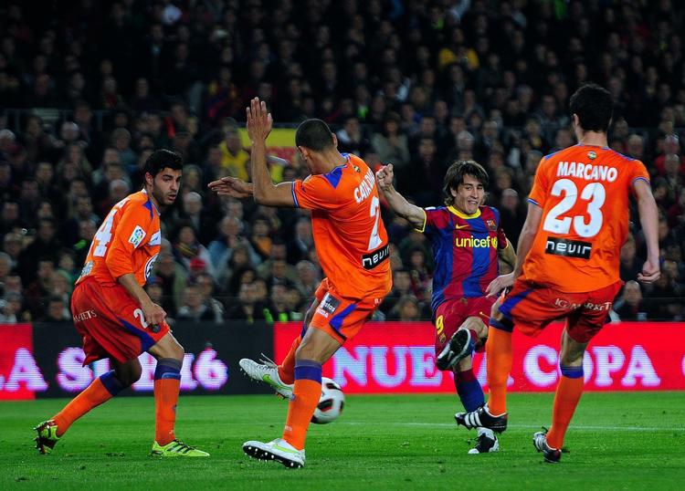 solgt. Getafe-spillere forsøger at blokere et skudforsøg fra FC Barcelonas Bojan Krkic. 
