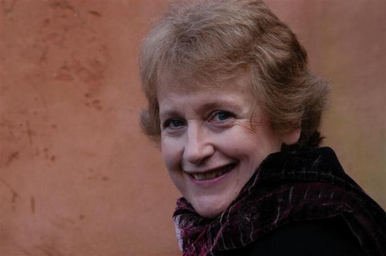 E-mail. Wendy Cope siger selv, at mange af de mail, der nu kommer på biblioteket, »overhovedet ikke er interessante«. 