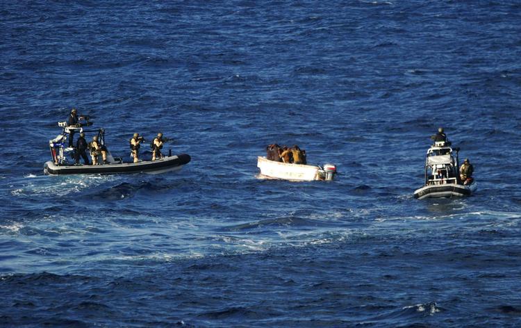 Sørøveri. Hollandske marinesoldater tog tidligere på måneden 16 formodede somaliske pirater til fange. To andre blev dræbt under aktionen. 