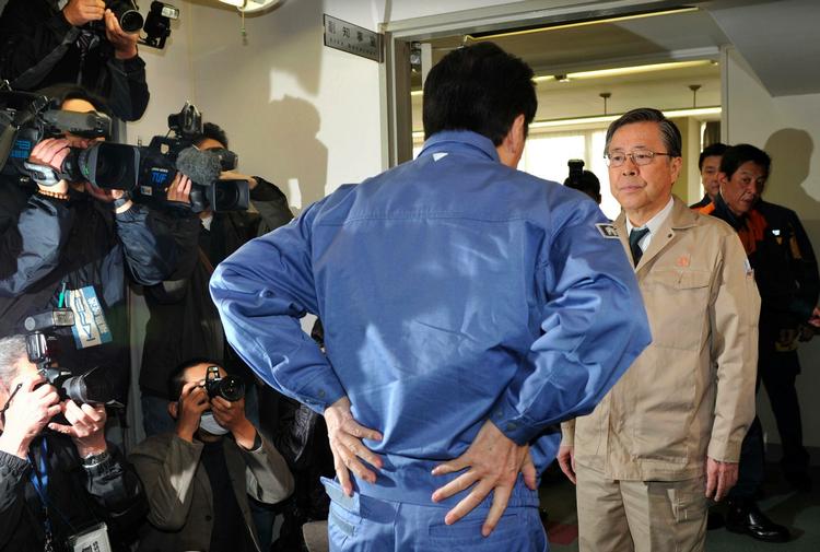 Planlægning. Premierminister Naoto Kan (i blåt) mødes her med områdets guvernør, Yuhei Sato, for at diskutere situationen på og omkring Fukushima-værket. 