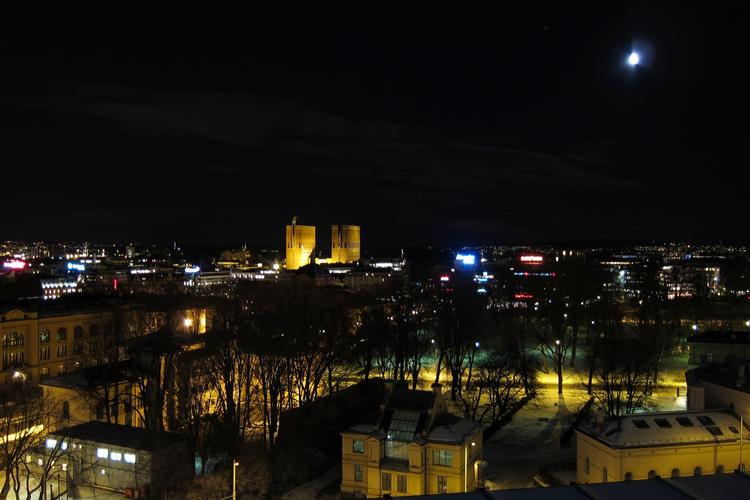 Oslo. For tiden er mange kvinder i den norske hovedstad nervøse for at gå ud om aftenen på grund af en stribe voldtægter i byen. 
