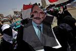 Protester. De største demonstrationer i Yemen har haft 100.000 deltagere. Demonstranterne har ofte ladet deres vrede gå ud over billeder af præsident Saleh. 