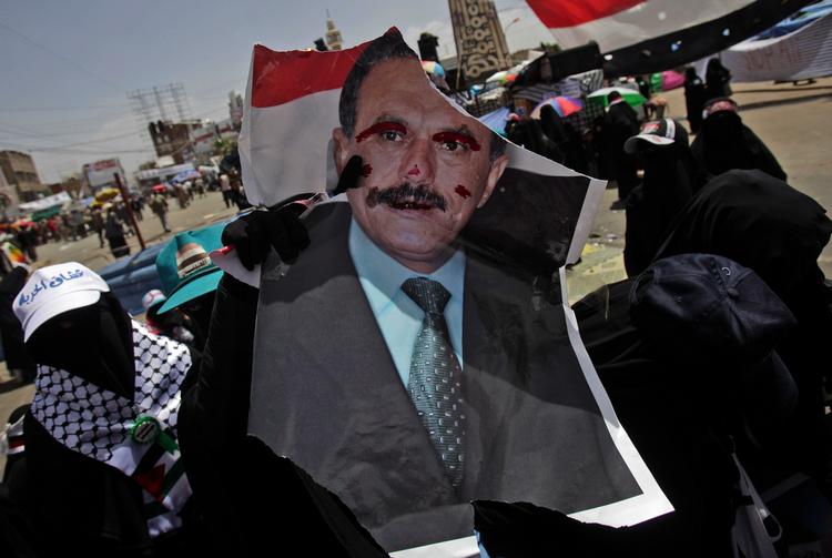Protester. De største demonstrationer i Yemen har haft 100.000 deltagere. Demonstranterne har ofte ladet deres vrede gå ud over billeder af præsident Saleh. 
