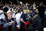 afgørelsen. Mens FCK-tilskuernes varmede op til udekampen på Lyngby Stadion kom meddelelsen om, at mesterskabet var en kendsgerning. 