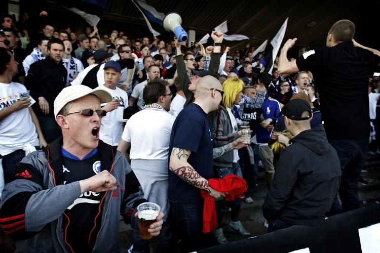 afgørelsen. Mens FCK-tilskuernes varmede op til udekampen på Lyngby Stadion kom meddelelsen om, at mesterskabet var en kendsgerning. 