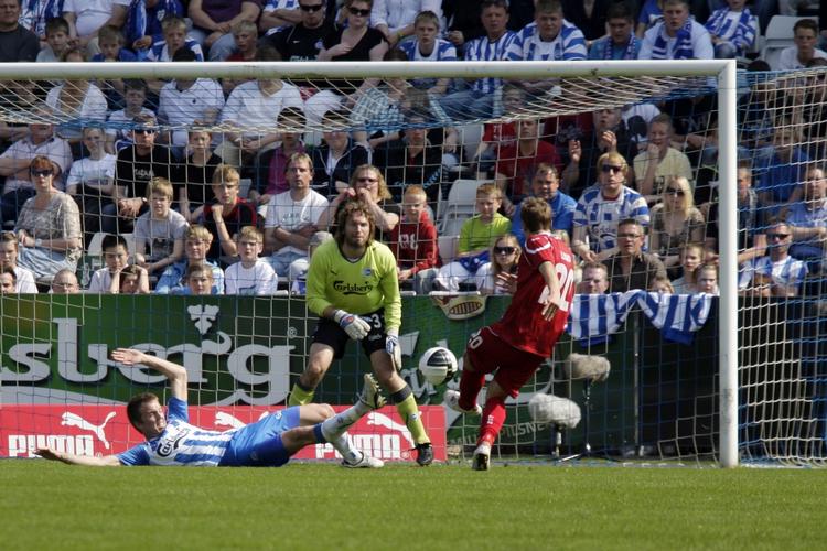 1-1. Det første mål scorede Matti Lund Nielsen, da han flugtede en løs bold i kassen fra nært hold. 