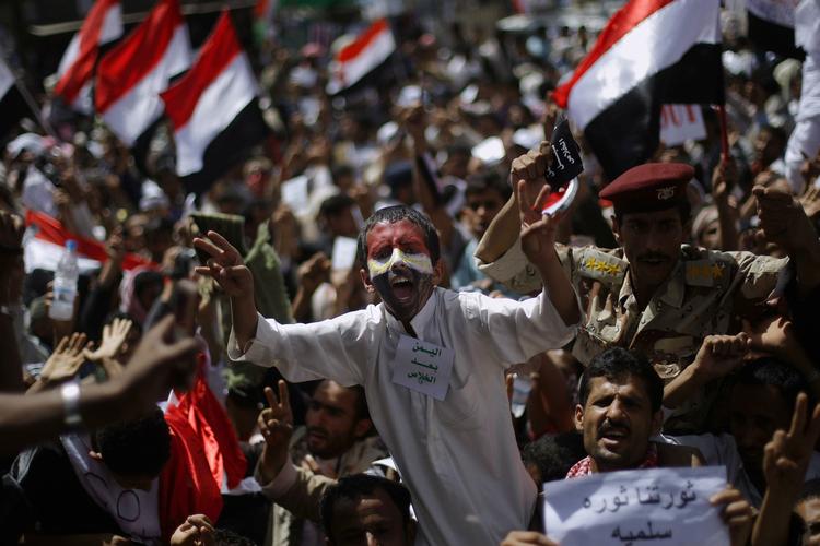 Revolution. Selv i Yemen, hvor et religiøst reformparti i årevis har udgjort den væsentligste opposition, kan det vanskeligt hævdes, at forårets oprør mod diktaturet har været religiøst domineret. 