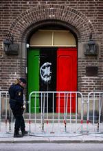 hærværk. Oven på demonstrationen i aftes har politiet opsat et hegn uden for Libyens ambassade. 