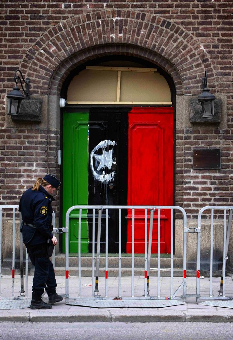 hærværk. Oven på demonstrationen i aftes har politiet opsat et hegn uden for Libyens ambassade. 