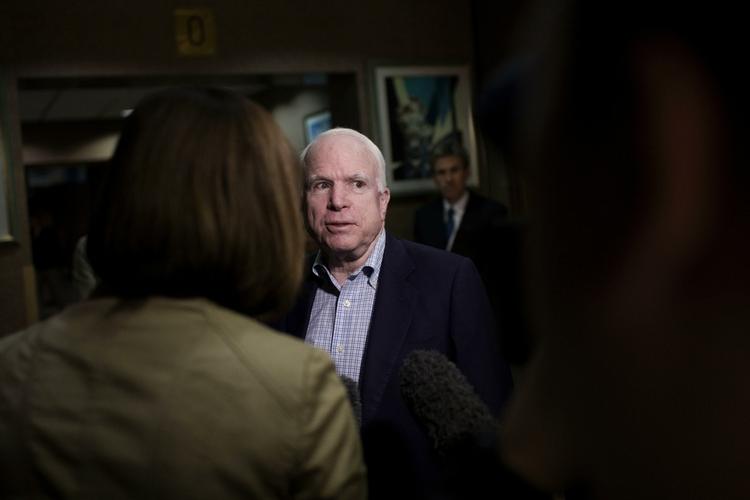 Besøg. Senator John McCain er i Libyen for at mødes med oprørerne. 