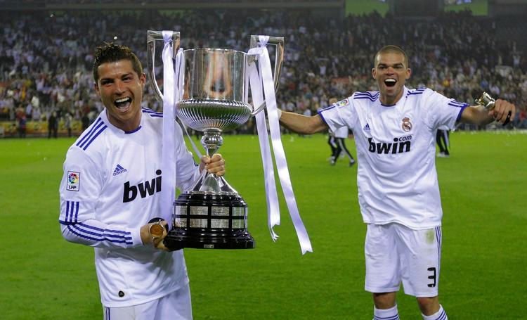 bulet. Den pokal, som Cristiano Ronaldo headede hjem med sit sejrsmål, er i en forfærdelig forfatning. 