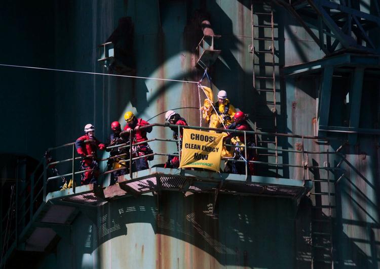 Protest. Aktivisterne ankom ved 05-tiden i gummibåde og hængte et banner op på olieplatformen med teksten 'Stop ødelæggelse i Arktis'. 
