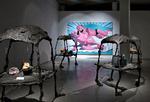 Fremtidskunst. Yue Minjuns udstilling kombinerer en række arkæologiske fund med malerier af hysteriske mænd, der deler ansigttræk med kunstneren selv. Foto: ARoS 