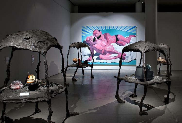 Fremtidskunst. Yue Minjuns udstilling kombinerer en række arkæologiske fund med malerier af hysteriske mænd, der deler ansigttræk med kunstneren selv. Foto: ARoS 