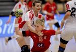Nærkamp. Kathrine Heindahl i landskampen mod Rusland i Randers. 