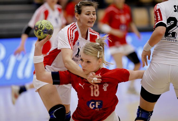 Nærkamp. Kathrine Heindahl i landskampen mod Rusland i Randers. 