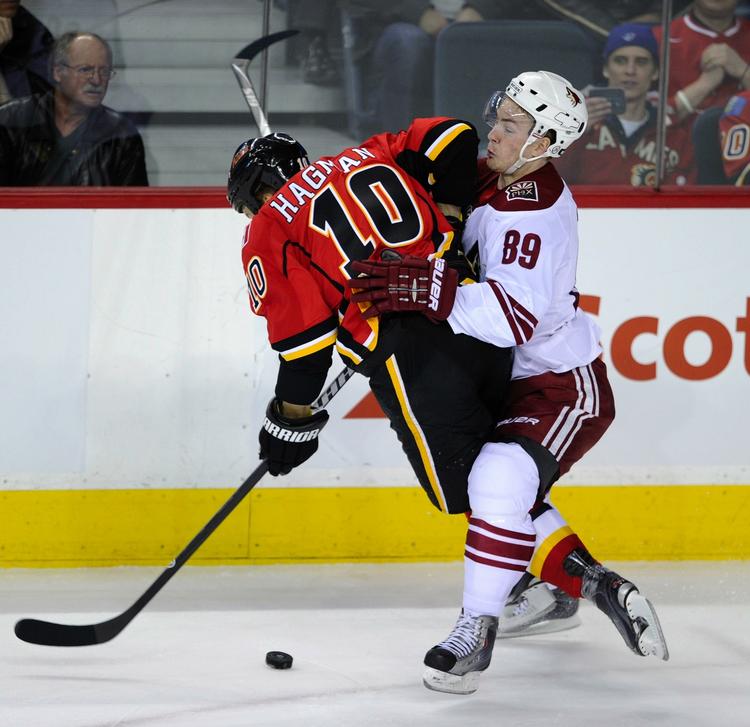 vm-klar. Mikkel Bødker (th) får en albue i hovedet under en kamp mod Calgary Flames. 