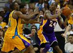 stjernestund. Los Angeles Lakers' største profil, Kobe Bryant, kontrollerer bolden i slutspilskampen mod New Orleans Hornets. 