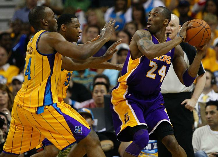 stjernestund. Los Angeles Lakers' største profil, Kobe Bryant, kontrollerer bolden i slutspilskampen mod New Orleans Hornets. 