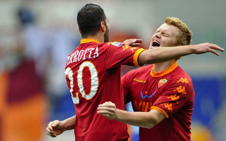 1-0. Simone Perrotta (tv) har scoret for hovedstadsklubben Roma i kampen mod Chievo. 