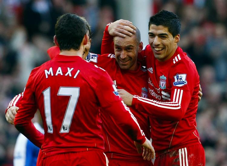 hattrick. Maxi Rodriguez blev måske nok den største målscorer for Liverpool i dag, men Luis Suarez (th) var involveret i næsten alle farlige offensive aktioner for Liverpool-holdet. 