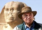 Medietække. Zahi Hawass fotograferet i 2007 foran sfinksen i Giza – og iført sin elskede Indiana Jones-hat, som han kalder sin »lykkehat«.  Arkivfoto: Amr Nabil/AP 